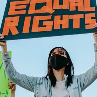 Person håller upp en skylt med texten "equal rights"
