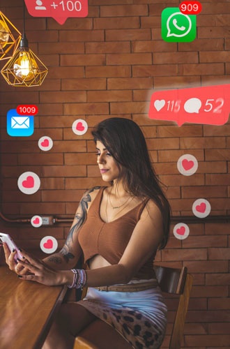 Bilden visar en kvinna med sin mobil där runt henne är det massa "like" hjärtan och notiser om meddelanden